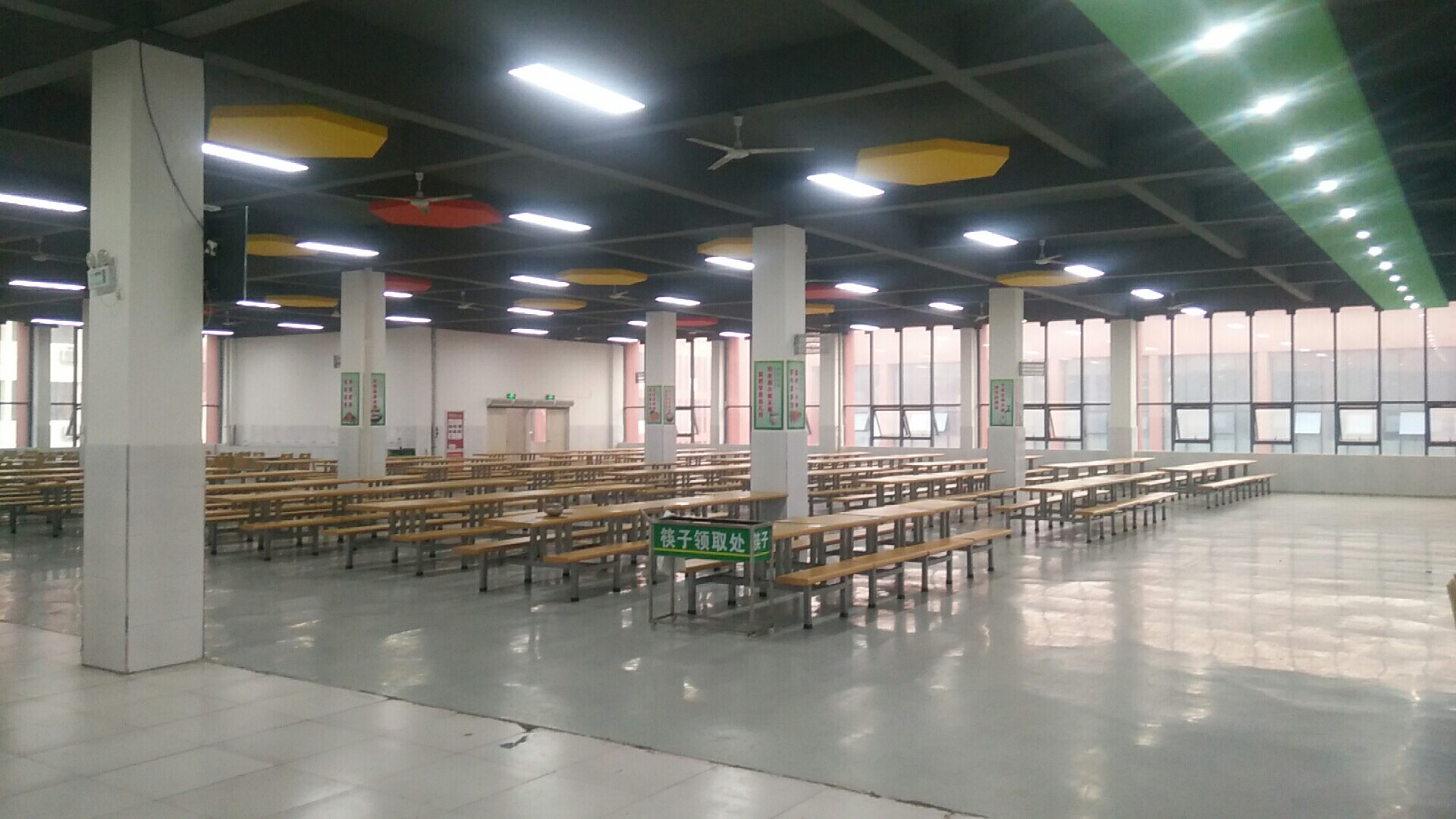 學校在保障學校食堂食品安全方面應注意哪些問題？